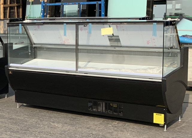 Quadratischer Glasbildschirm Kühlschrank mit offener Tür Temperaturbereich 2-6°C und Leistung