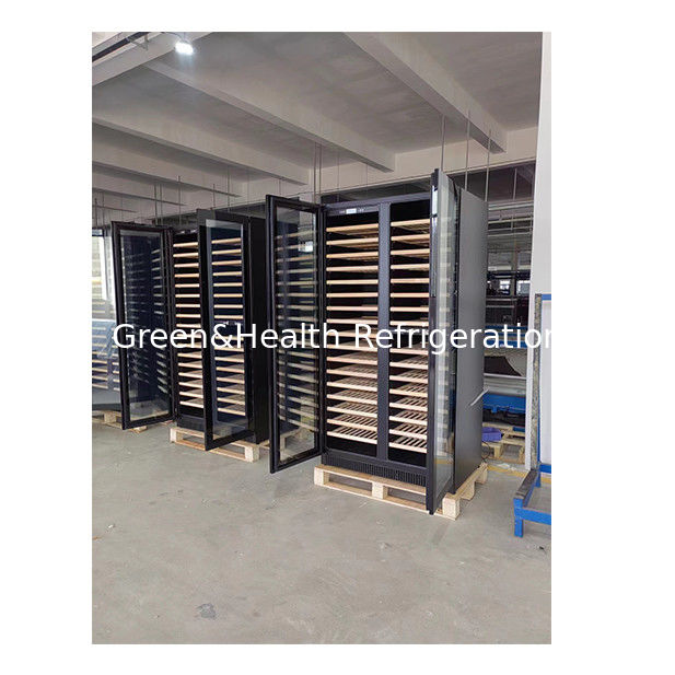 ETL-Zertifikat Schwarze mehrschichtige Buchenholzregal Weinlager Vitrinen Hochwertige Kühlgeräte