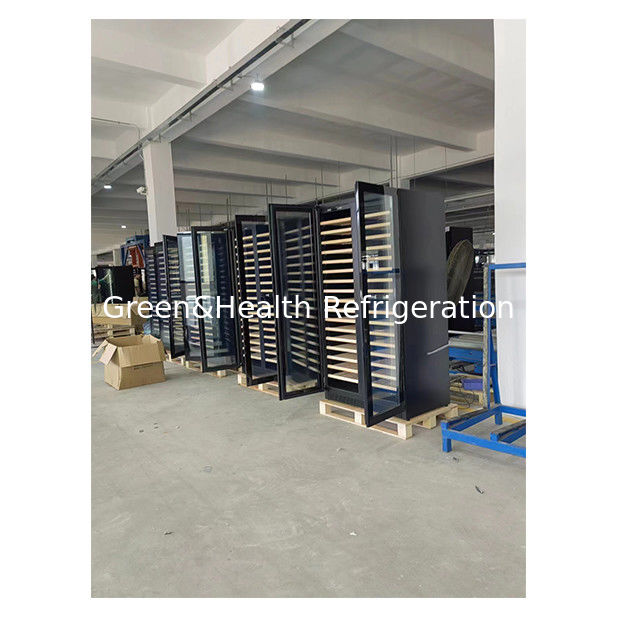 ETL-Zertifikat Schwarze mehrschichtige Buchenholzregal Weinlager Vitrinen Hochwertige Kühlgeräte