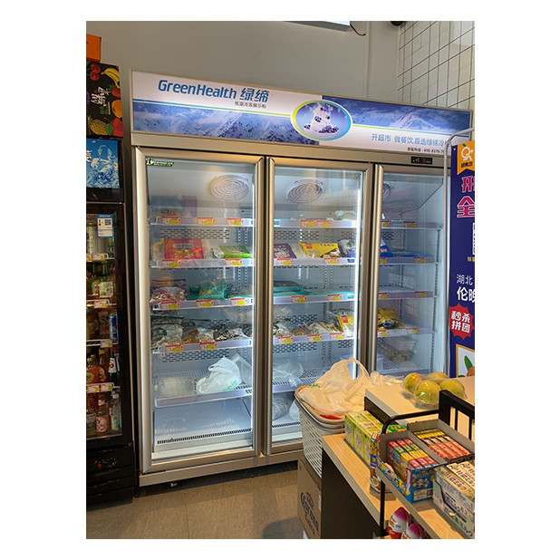 Supermarkt / Geschäft mit drei Glastüren mit Kühlschränken