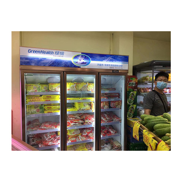 Supermarkt / Geschäft mit drei Glastüren mit Kühlschränken