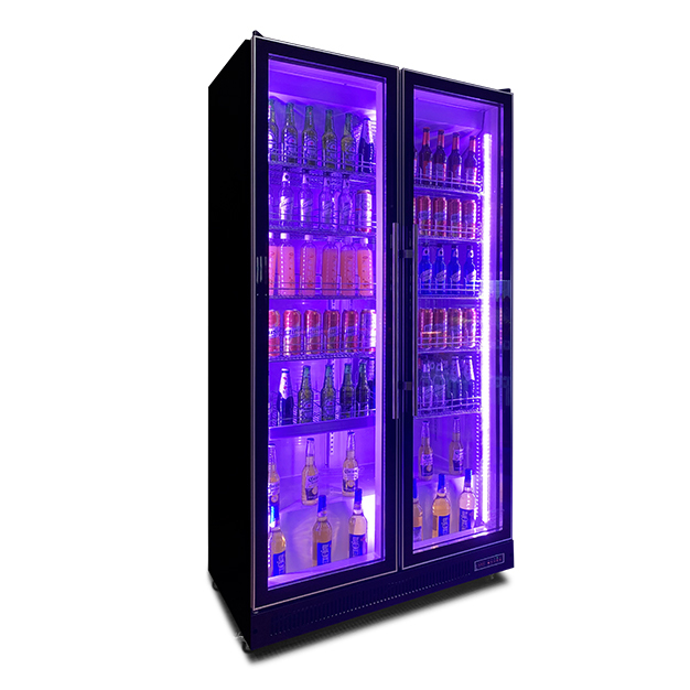 Vertikaler Weinkühlschrank mit zwei Glastüren, mehreren LED-Leuchten und Gefrierfach für Wein und Getränke